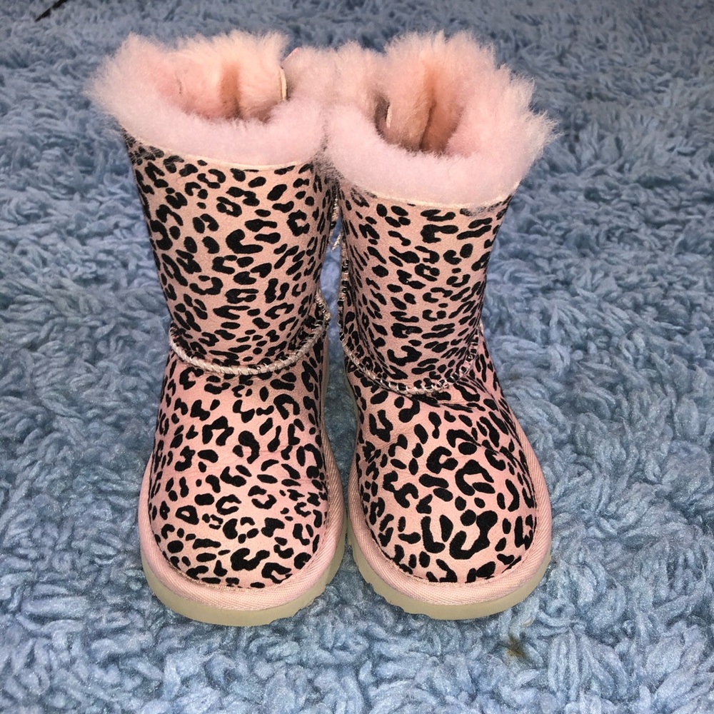 🦋SOLD🦋 UGG Toddler Bailey Bow Boots